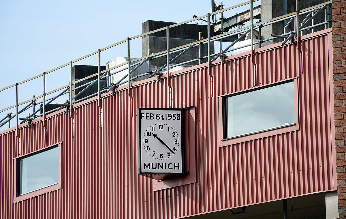 Die Munich Air Disaster Plaque am Fussballstadion Old Trafford in Manchester. 1958 ereignete sich die bisher grte Tragdie der Vereinsgeschichte von Manchester United: Am 6. Februar flog die Mannschaft von einem Europacupspiel gegen Roter Stern Belgrad mit dem British-European-Airways-Flug 609 in die Heimat, als das Flugzeug beim Start nach einer Zwischenlandung auf dem Flughafen Mnchen-Riem whrend eines Schneesturms verunglckte. Acht Spieler starben, zwei erlitten Verletzungen, die ihr Karriereende bedeuteten.

Aufnahme: 11. Mrz 2018.