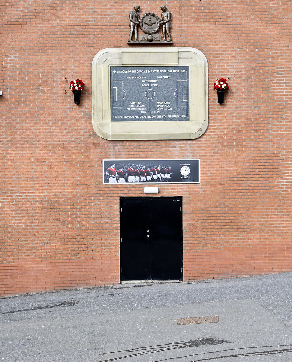 Die Munich Air Disaster Plaque am Fussballstadion Old Trafford in Manchester. 1958 ereignete sich die bisher grte Tragdie der Vereinsgeschichte von Manchester United: Am 6. Februar flog die Mannschaft von einem Europacupspiel gegen Roter Stern Belgrad mit dem British-European-Airways-Flug 609 in die Heimat, als das Flugzeug beim Start nach einer Zwischenlandung auf dem Flughafen Mnchen-Riem whrend eines Schneesturms verunglckte. Acht Spieler starben, zwei erlitten Verletzungen, die ihr Karriereende bedeuteten. Aufnahme: 11. Mrz 2018.