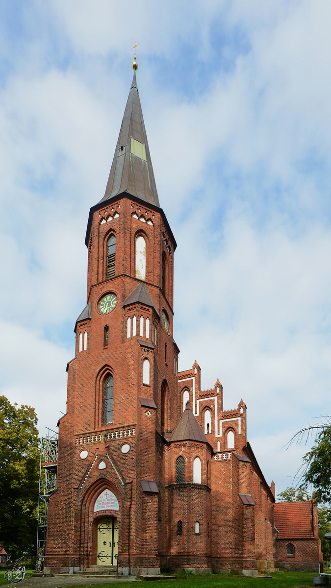 Die 1881 erbaute Backsteinkirche mit Westturm im neugotischen Stil in Alt Brenz habe ich Ende August 2014 abgelichtet.