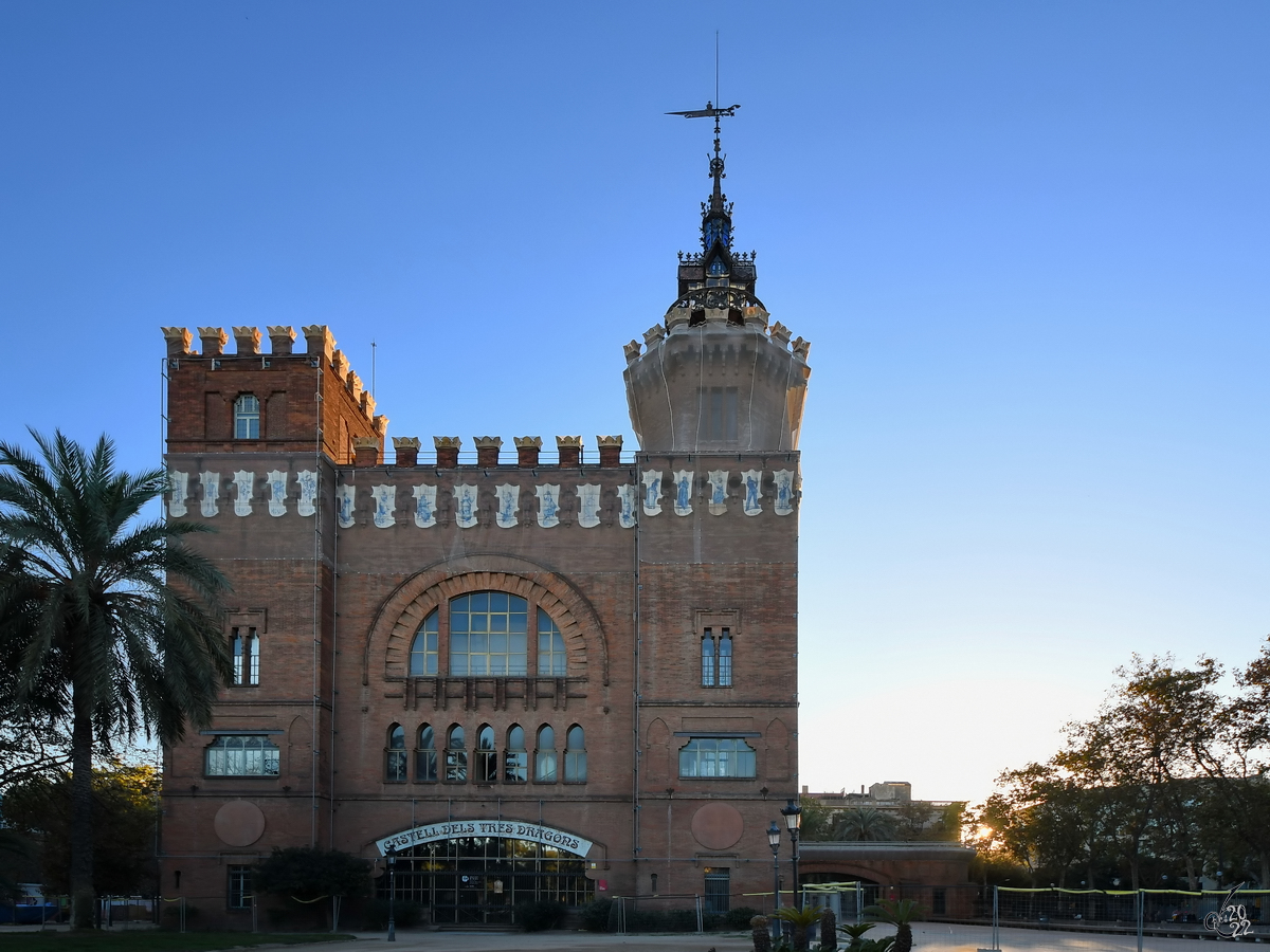 Die 1888 im Stil des Modernisme entworfene Burg der drei Drachen (Castell dels Tres Dragons) befindet sich im Zitadellenpark in Barcelona. (November 2022)