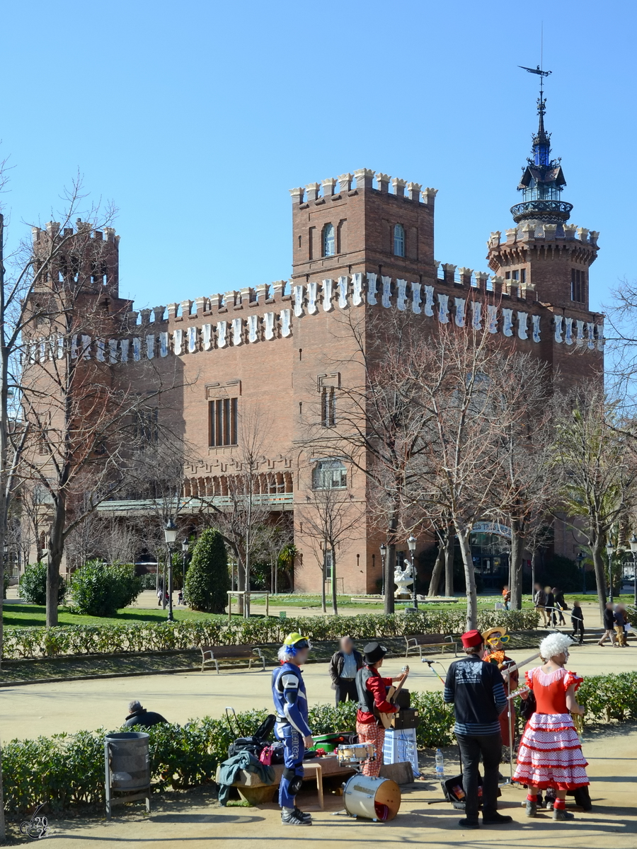 Die 1888 im Stil des Modernisme entworfene Burg der drei Drachen (Castell dels Tres Dragons) befindet sich im Zitadellenpark in Barcelona . (Februar 2013)