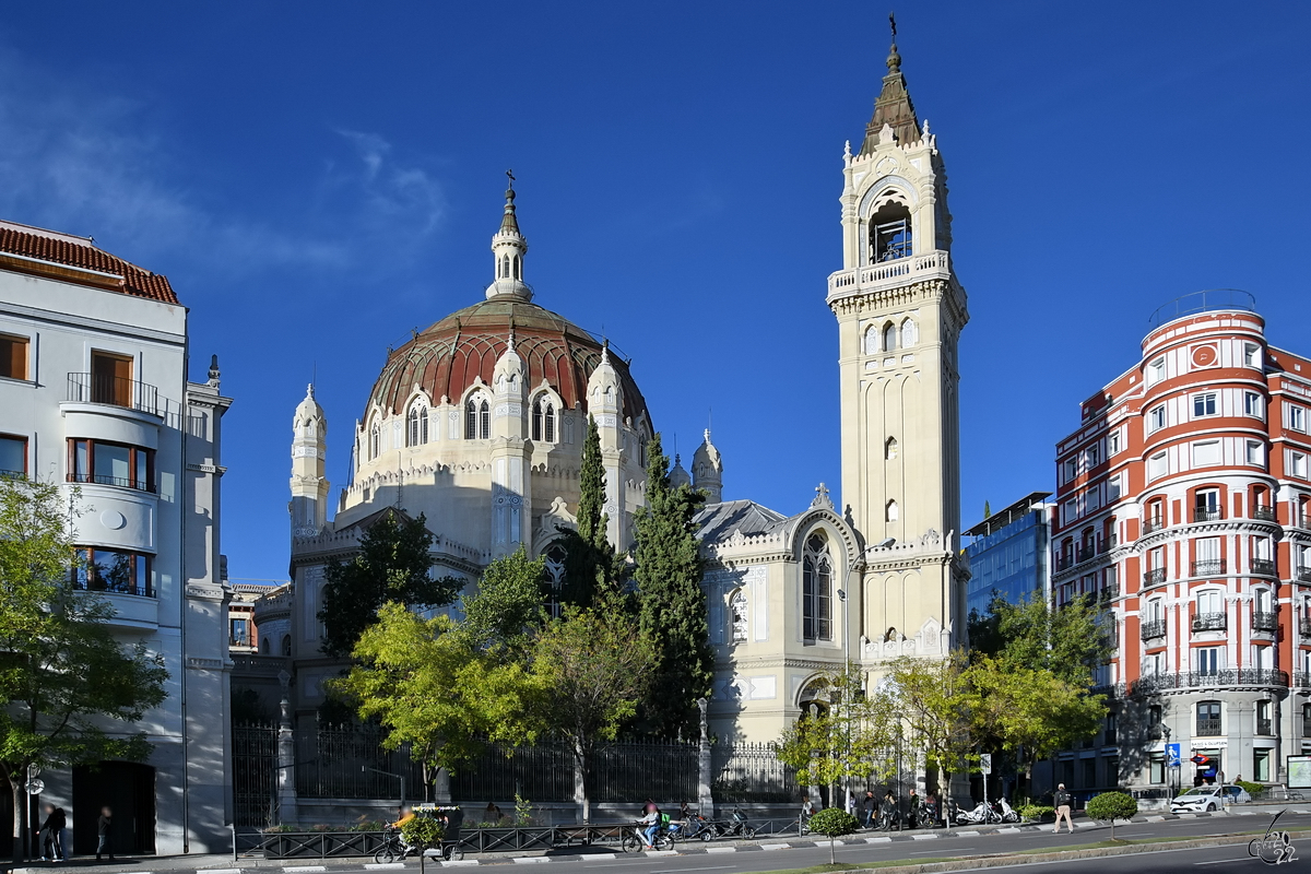 Die von 1902 bis 1910 erbaute Kirche San Manuel und San Benito (Iglesia de San Manuel y San Benito) ist eines der besten Beispiele der neobyzantinischen Architektur in Madrid. (November 2022)