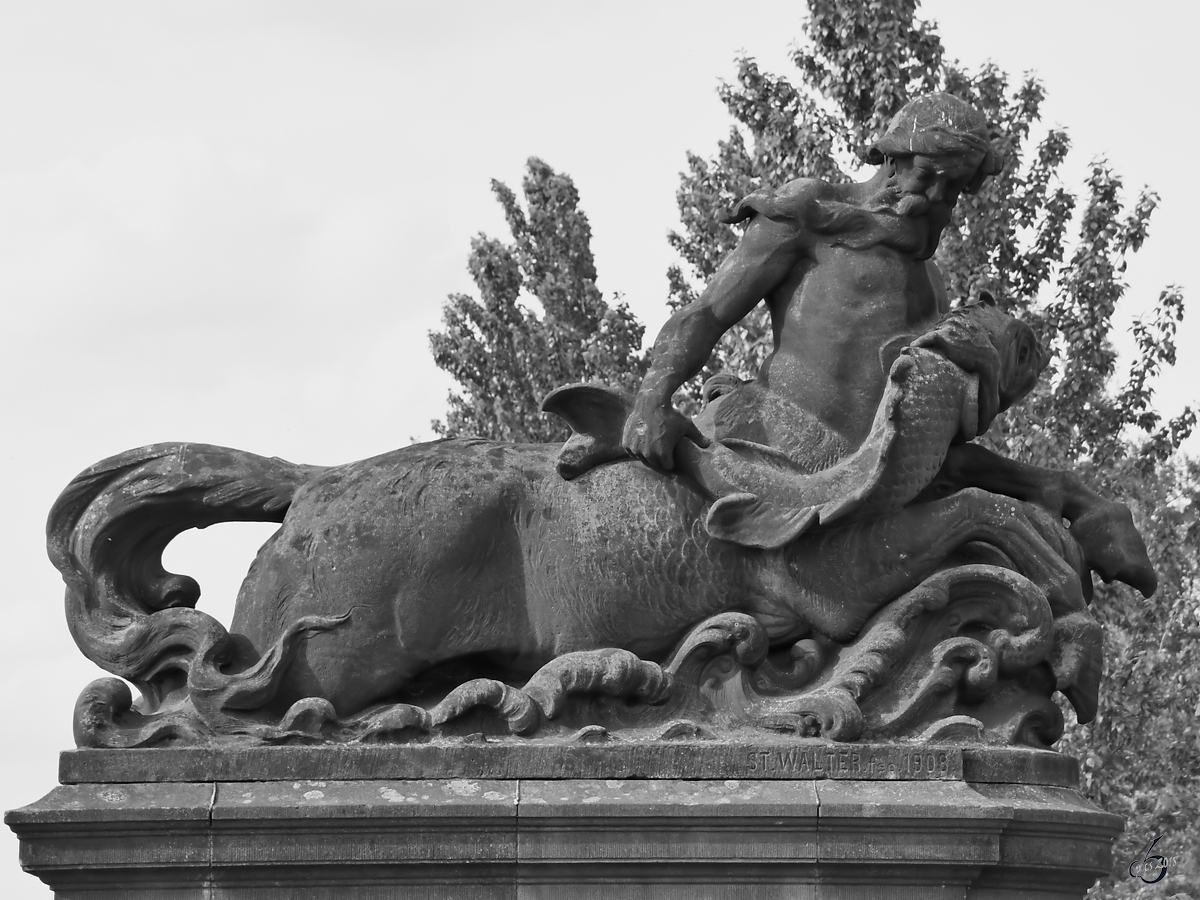 Die 1908 erbaute Kentaurfigur mit Fisch auf den Brckenpfosten der Glienicker Brcke. (Berlin, April 2018)