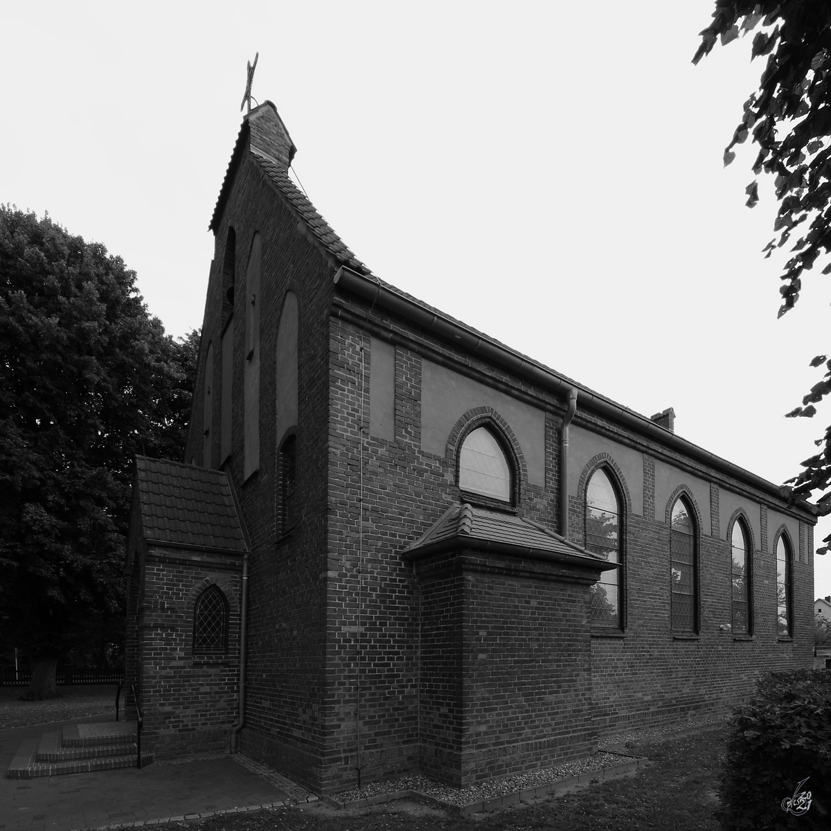 Die 1910 erbaute katholische Kirche St. Marien in Gtzkow ist ein rechteckiger Backsteinbau. (August 2013)