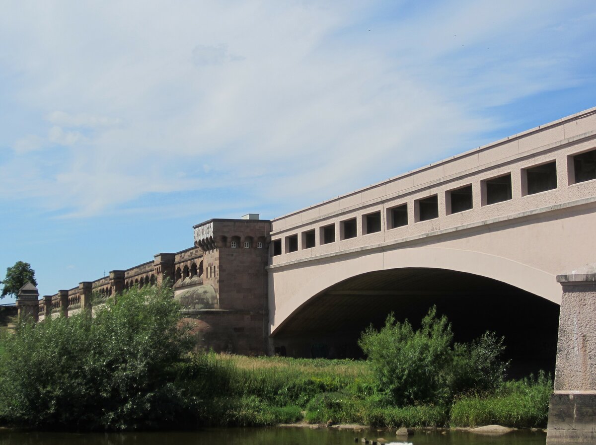 Die 1915 erffnete alte Trogbrcke bei Minden. Der Mittellandkanal berquert die Weser. Durchfahrt am 03.08.2022