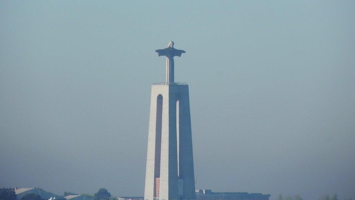 Die 1959 errichtete 28 m hohe Christusfigur Cristo Rei  liegt zwar auf der sdlichen Seite des Tejo, gilt aber als Wahrzeichen Lissabons. 05.10.2016.