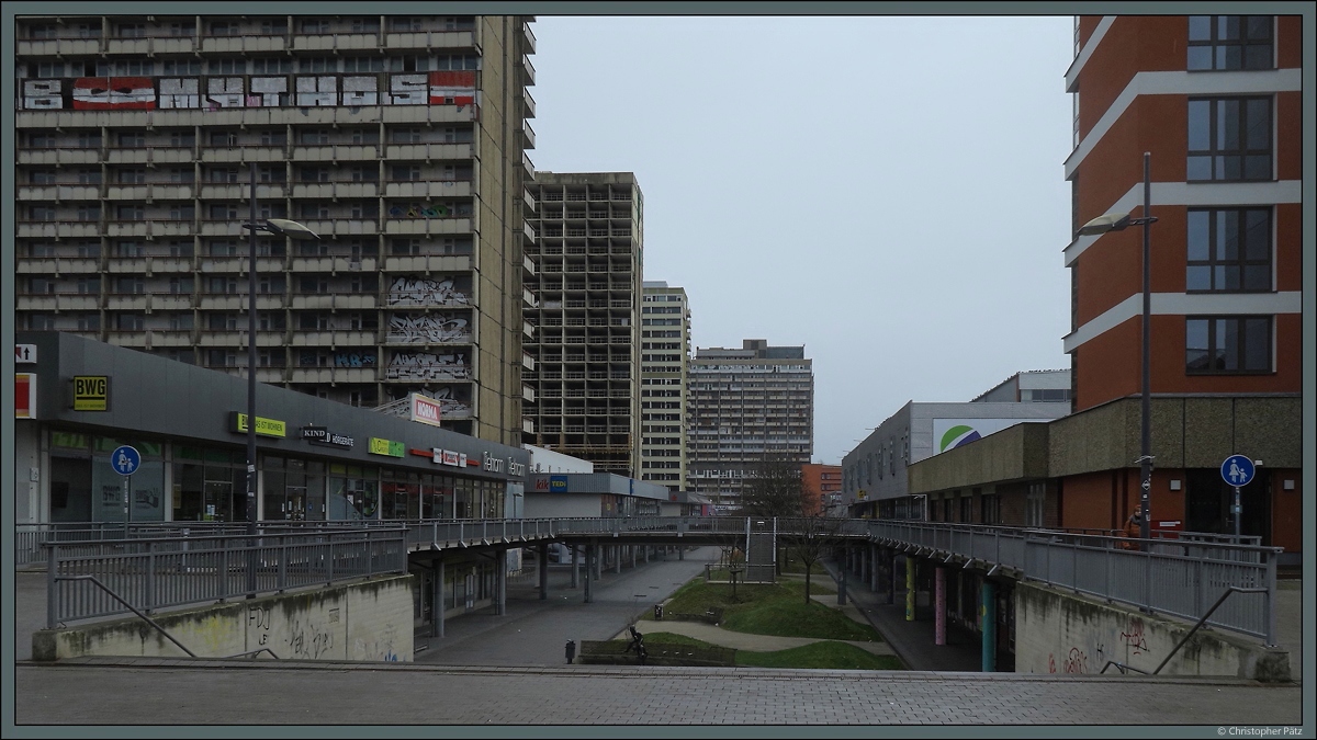 Die 1970 - 1975 errichteten 5 Hochhausscheiben A - E an der Neustdter Passage waren einst das lebendige Zentrum von Halle-Neustadt. Die Gebude wurden nach dem Vorbild der Stockholmer „Htorget City“ von Architekten Peter Morgner, Ingrid Schneider und Edith Scholz entworfen. Nach 1990 halbierte sich die Einwohnerzahl von Halle-Neustadt, drei der Hochhuser stehen seit Jahren leer. Zwei werden als Bro- und Verwaltungsgebude genutzt. (12.12.2021) Quelle: <a href= https://www.bauwelt.de/das-heft/aktuelles-heft/Neustaedter-Passage-Halle-Neustadt-Planstadt-Moderne-Schrumpfung-2198417.html >Bauwelt.de</a>