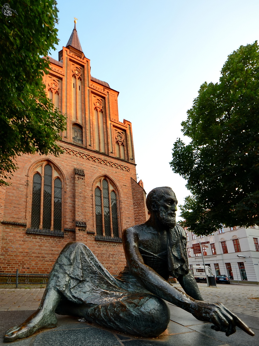 Die 1976 in Wrzburg entstandene Bronzeplastik Archimedes befindet sich seit 1978  an der Nordseite der Pfarrkirche Sankt Marien. (August 2013)