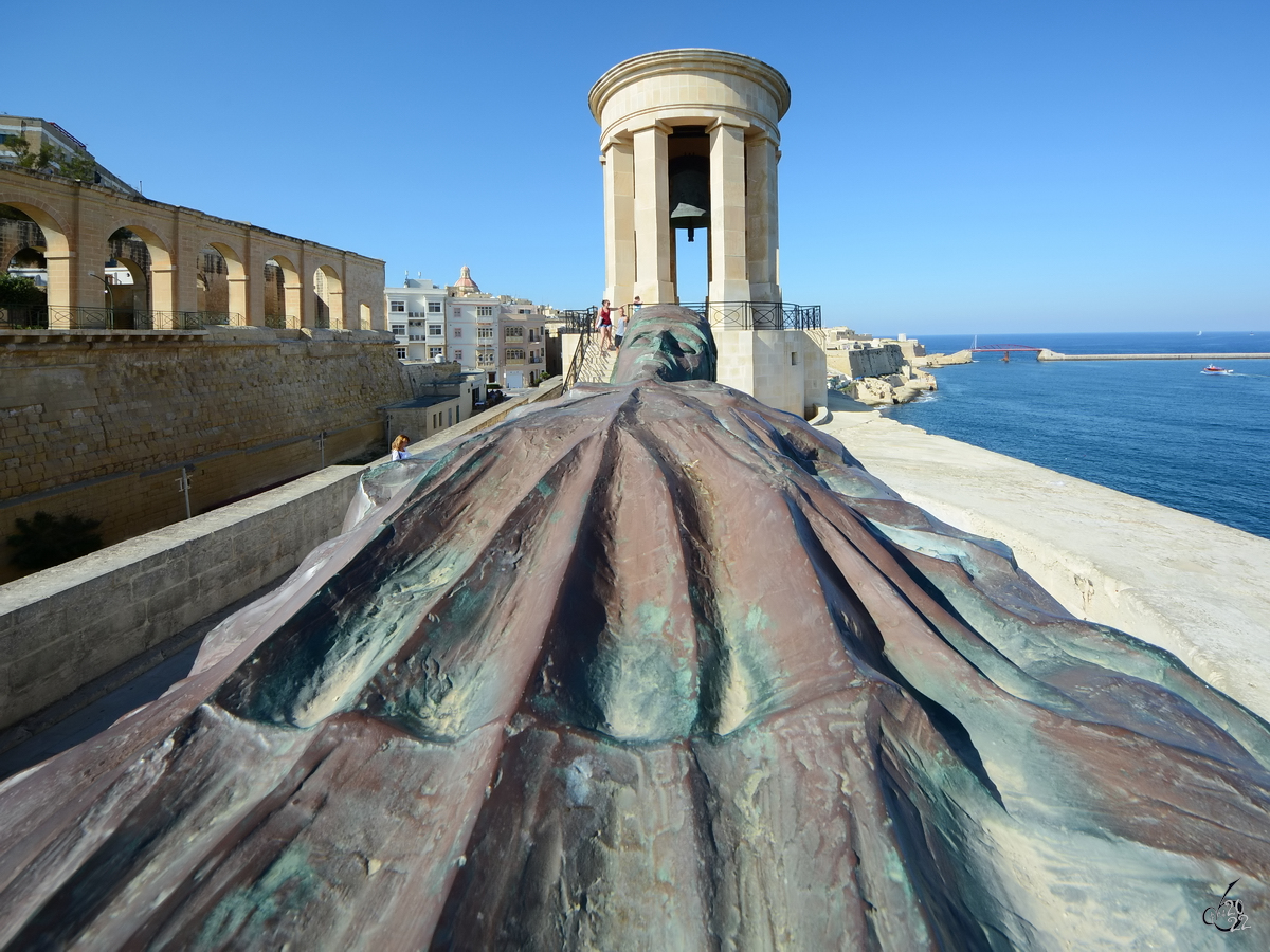 Die 1992 errichtete Belagerungsglocke wurde 1992 soll an die  Zweite groe Belagerung  Maltas im Zweiten Weltkrieg erinnern. (Valletta, Oktober 2017)