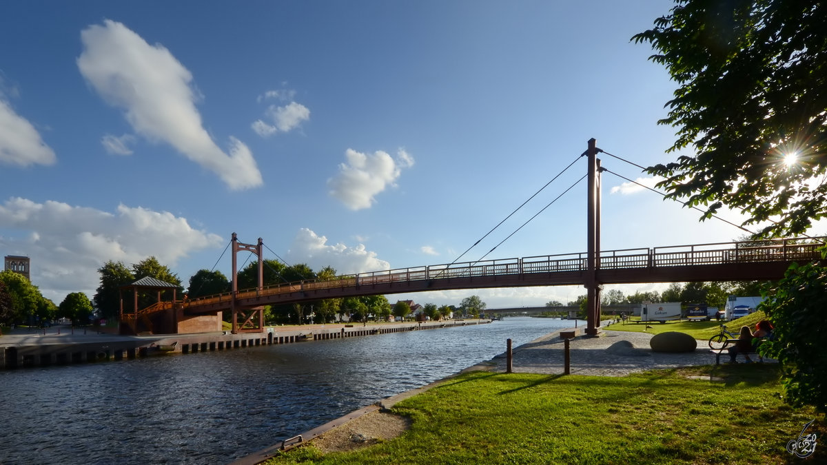 Die 1994 fertiggestellte Peene-Tor-Brücke ist eine hölzerne Fußgängerbrücke in Anklam. (August 2013)