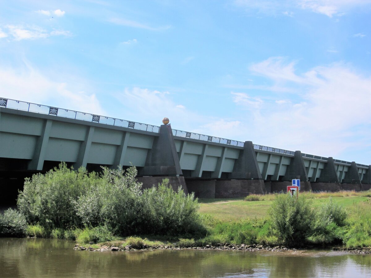 Die 1998 eröffnete neue Trogbrücke bei Minden. Der Mittellandkanal überquert die Weser. Durchfahrt am 03.08.2022