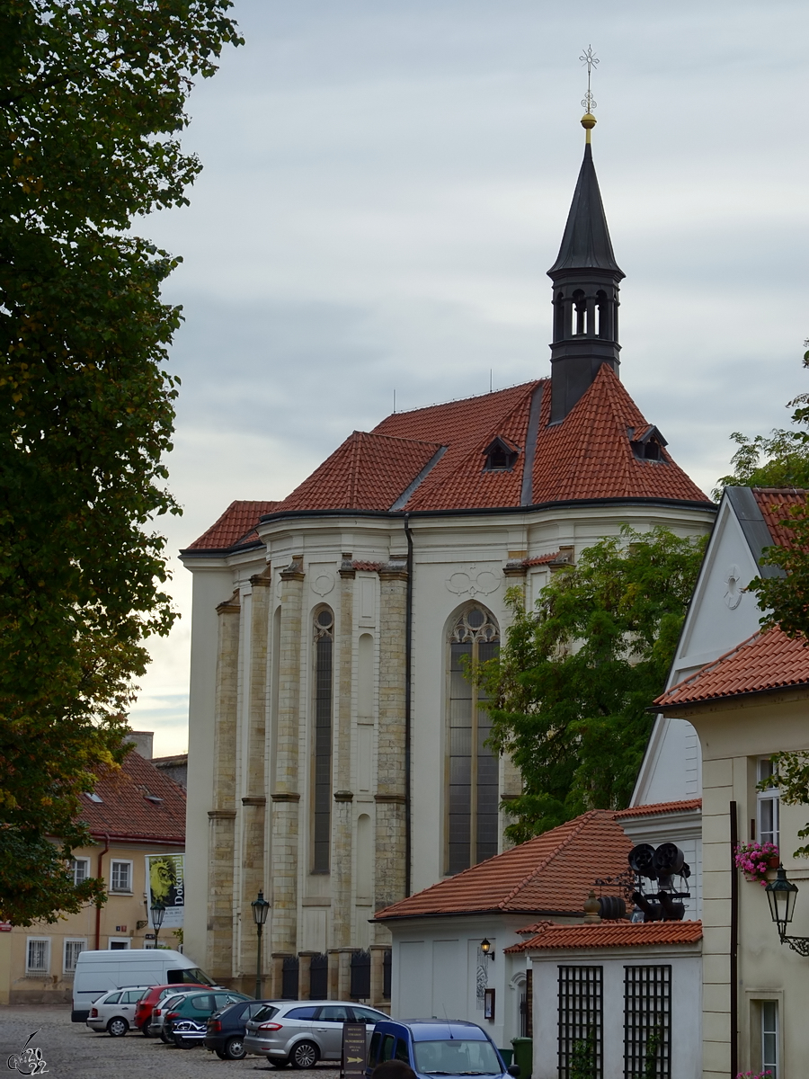 Die im 20. Jahrhundert zum Ausstellungssaal umgestaltete Sankt-Rochus-Kirche befindet sich im Vorhof des Klosters Strahov. (Prag, September 2012)