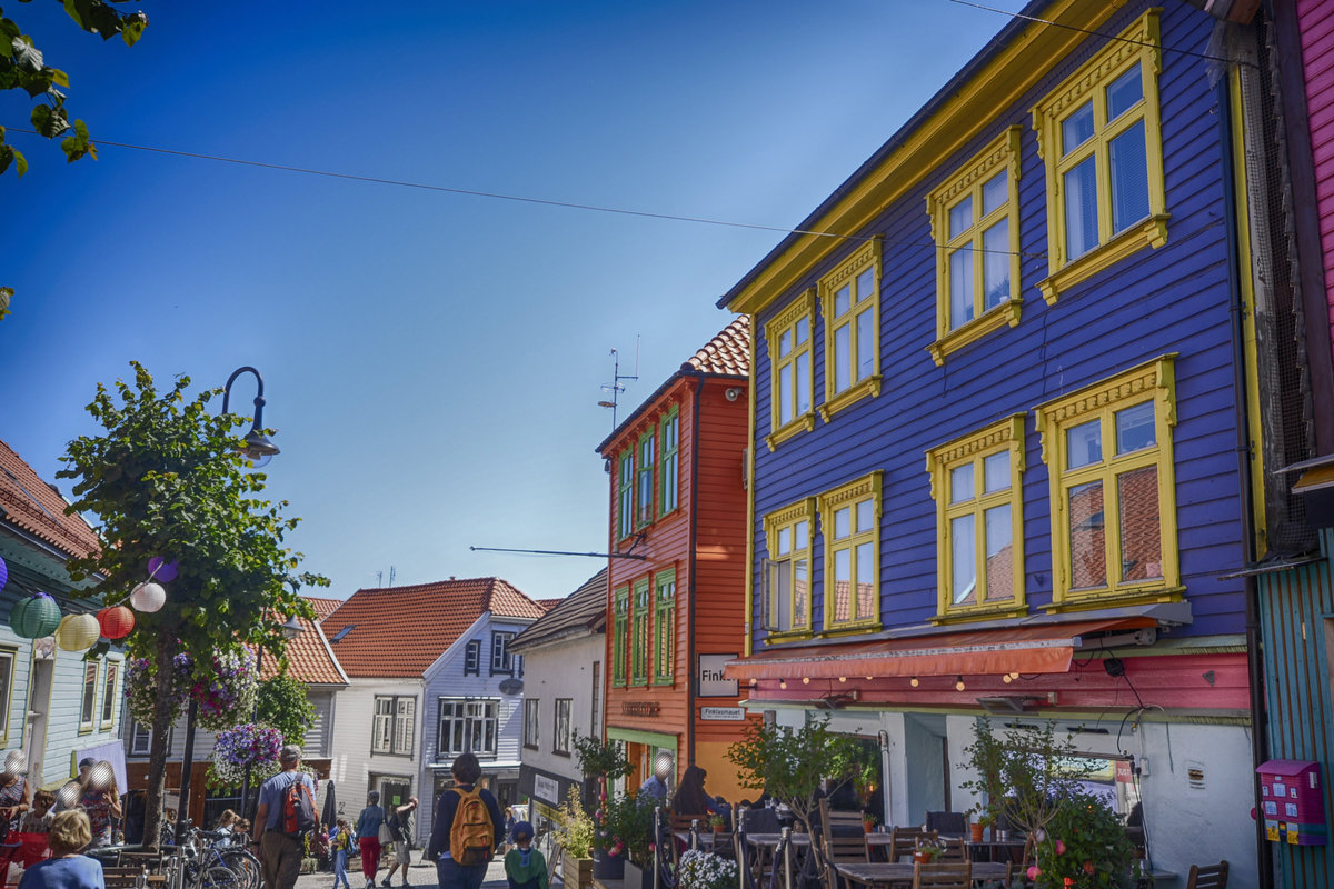 Die vre Holmegate ist eine Strae im Zentrum von Stavanger, in der alle Huser in ausdrucksstarken Farben bemalt sind.
Aufnahme: 3. Juli 2018.