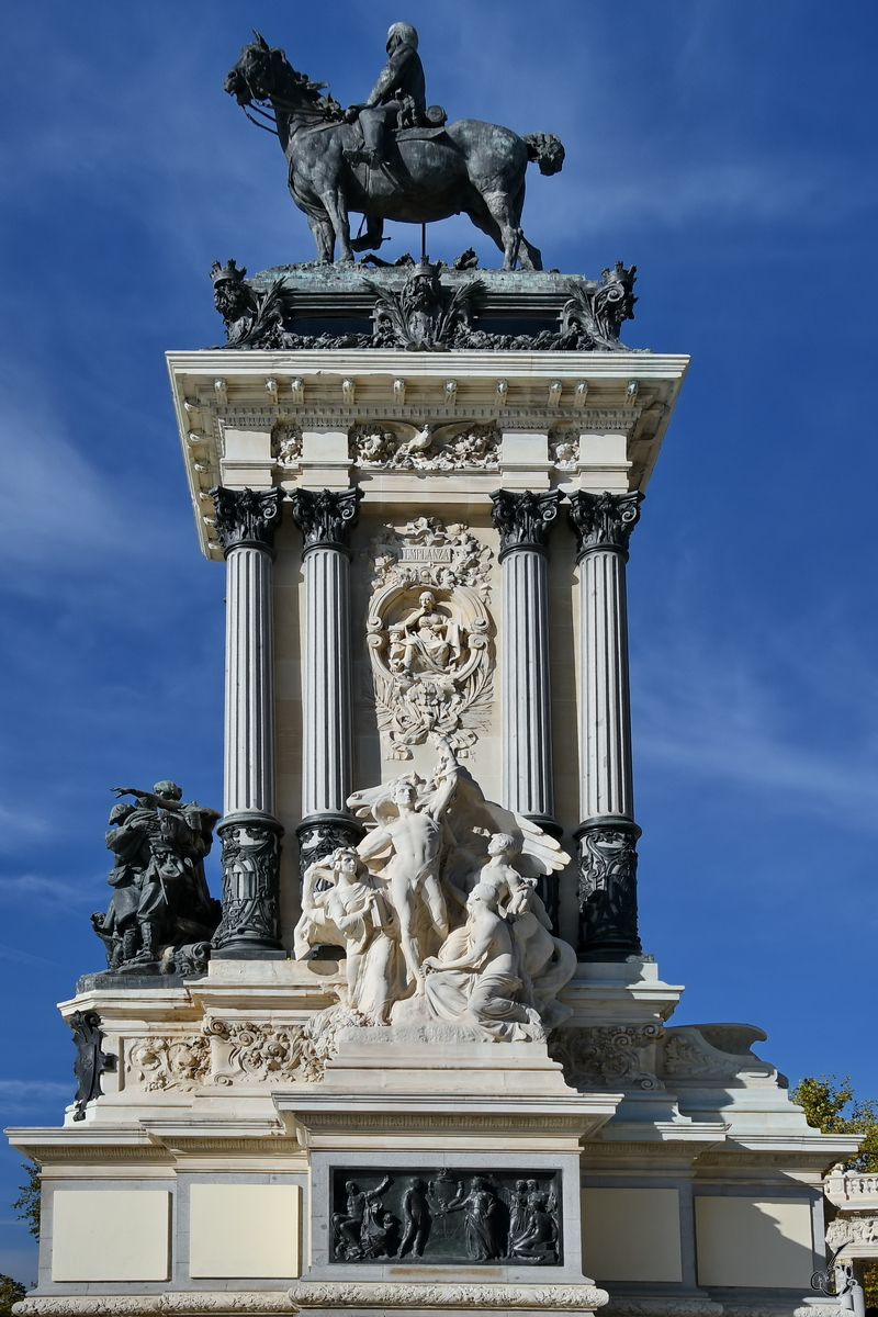 Die 30 Meter hohe bronzene Reiterstatue des beliebten spanischen Knigs Alfonso XII. befindet sich auf einer im klassizistischen Stil gestalteten Sule, so gesehen Anfang November 2022 im Retiro-Park in Madrid.