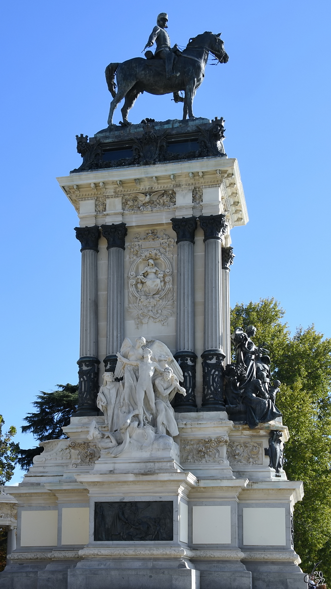 Die 30 Meter hohe bronzene Reiterstatue des beliebten spanischen Knigs Alfonso XII. befindet sich auf einer im klassizistischen Stil gestalteten Sule, so gesehen Anfang November 2022 im Retiro-Park in Madrid.