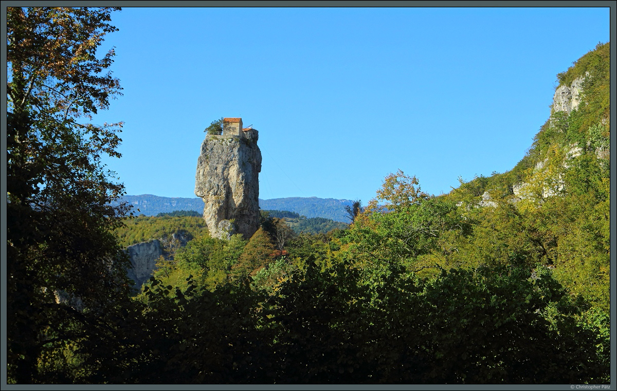 Die 40 m hohe Katskhi-Sule bei Tschiatura beherbergt ein kleines Kloster auf seiner Spitze. (18.09.2019)