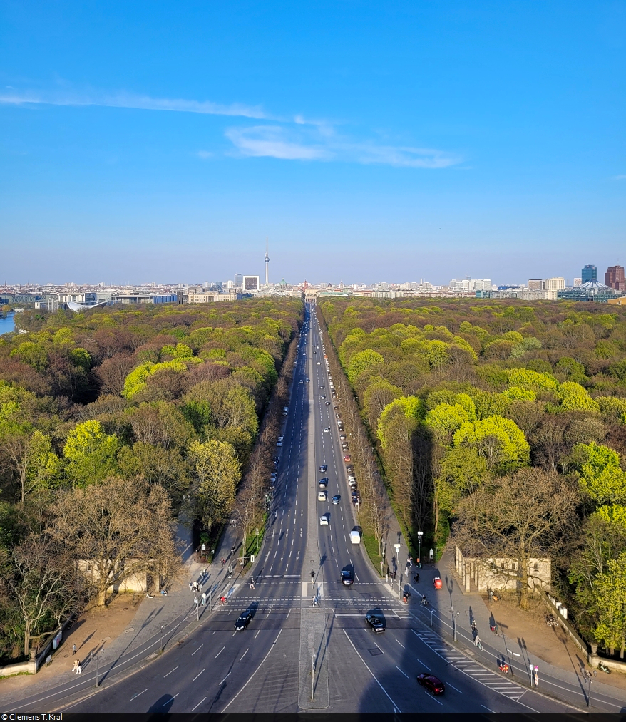 Die 67 Meter hohe Siegessule ermglicht einen Blick auf das Zentrum Berlins. Im Vordergrund fchert sich die Strae des 17. Juni auf.

🕓 22.4.2023 | 18:45 Uhr