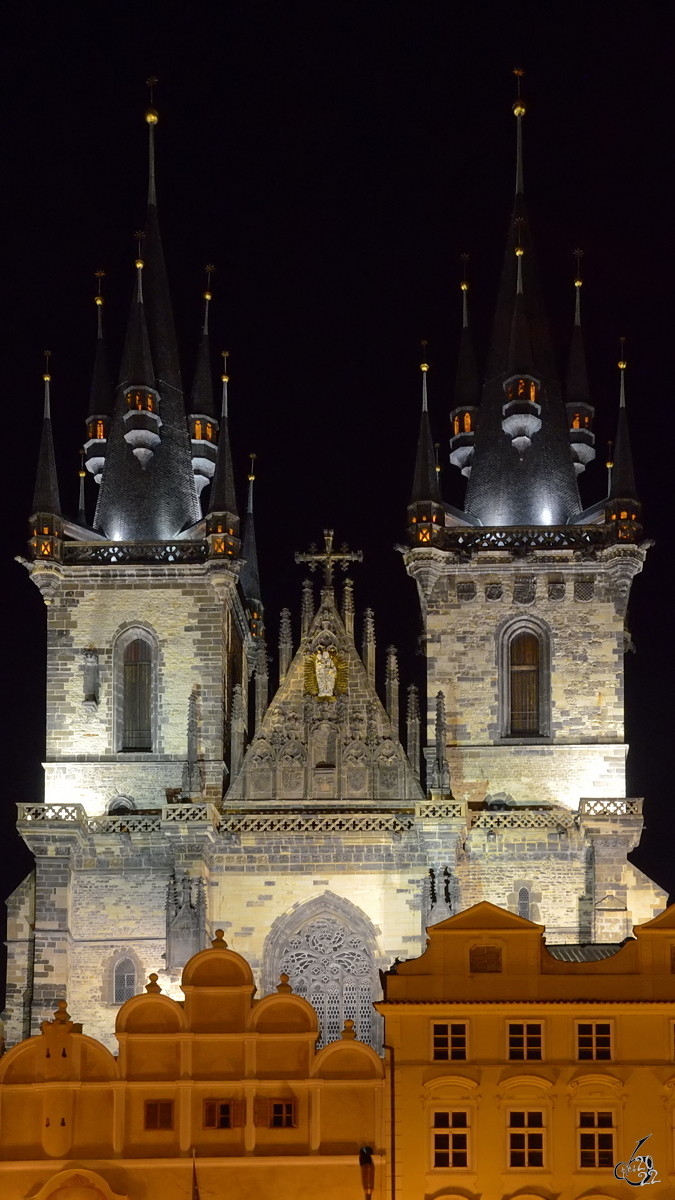 Die 80 Meter hohen Trme der im 14. Jahrhundert erbauten Teynkriche. (Prag, September 2012)