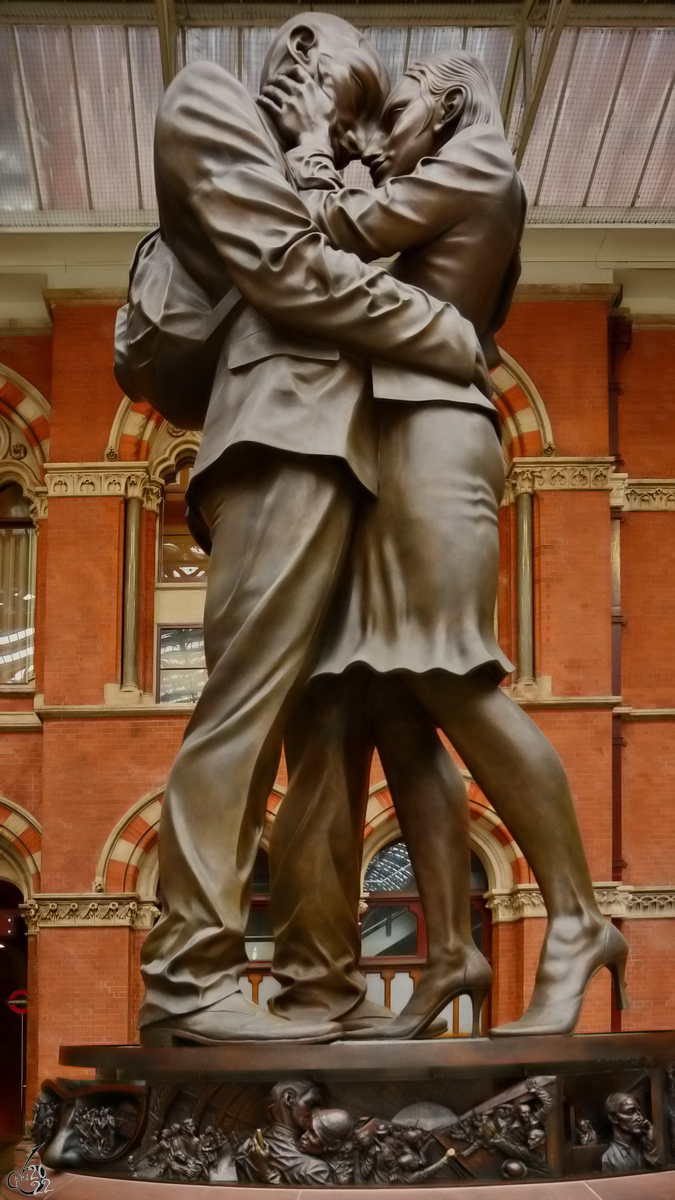 Die 9 Meter hohe und 20 Tonnen schwere Bronzeskulpur  Der Treffpunkt  steht am sdlichen Ende der oberen Ebene des Bahnhofs St. Pancras in London. (Februar 2015)