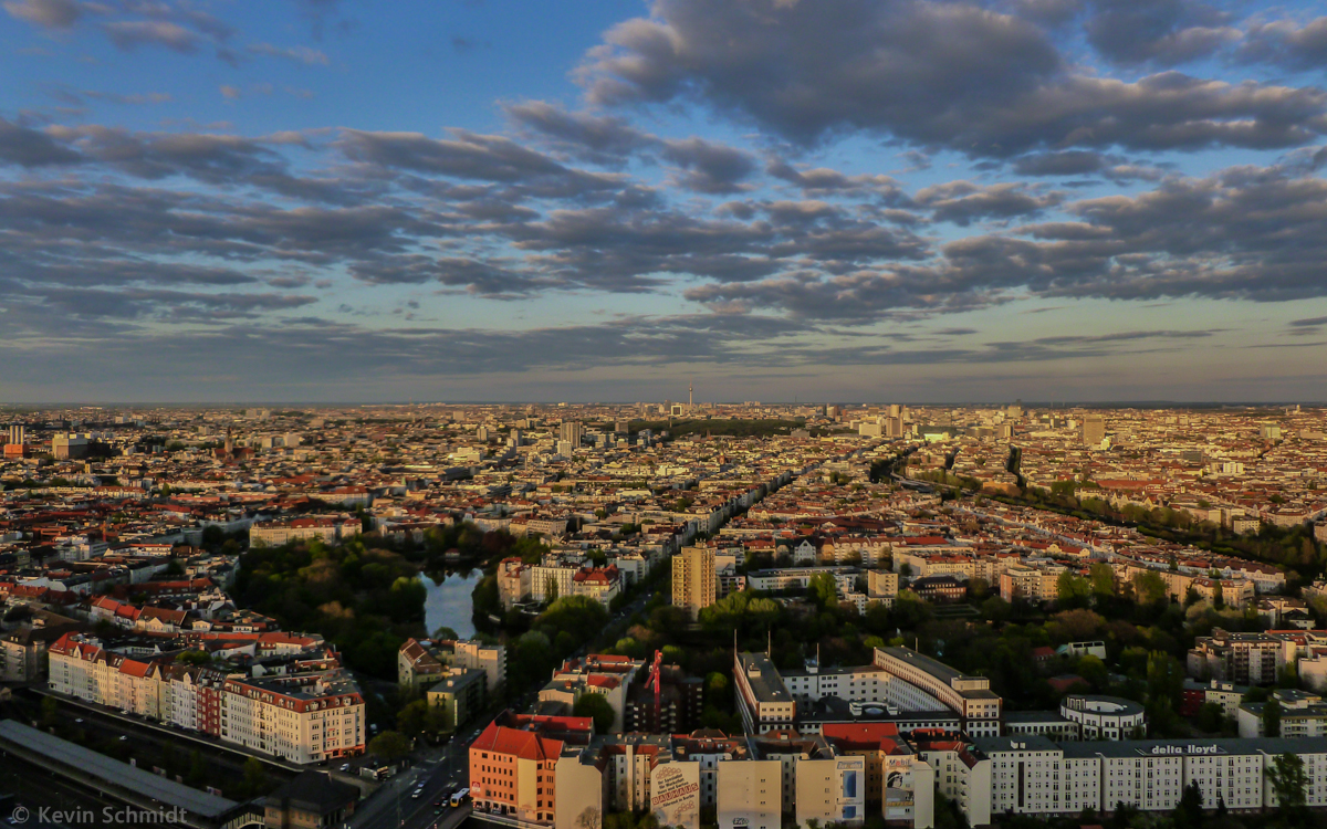 Die abendliche Frühlingssonne erzeugt eine angenehm warme Lichtstimmung beim Blick vom <a href= http://www.funkturm-messeberlin.de >Berliner Funkturm</a> auf die Stadt. Vor uns liegt der Stadtteil Charlottenburg mit dem Lietzensee und der Neuen Kantstraße. (16.04.2014)