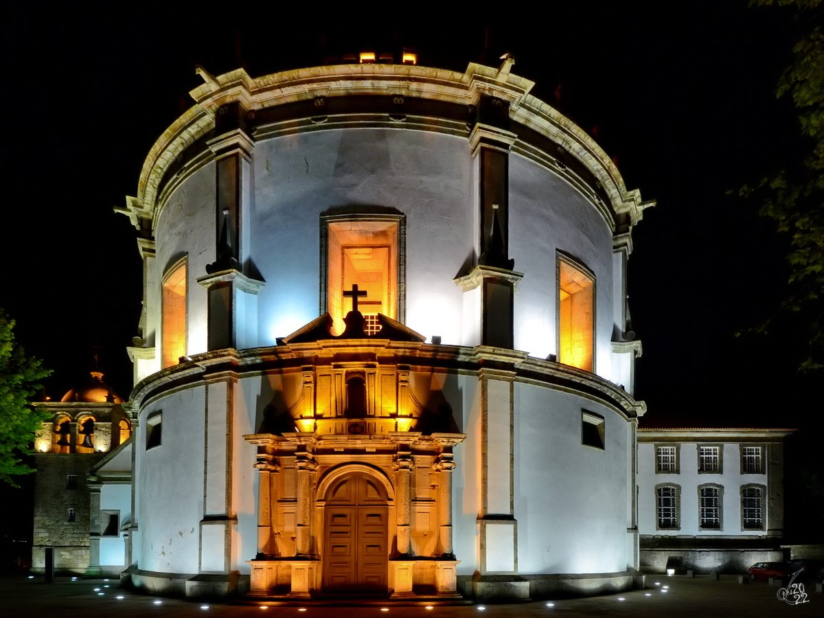 Die abends wundervoll beleuchtete runde Kirche des ehemaligen Bergklosters Mosteiro da Serra do Pilar aus dem 16. Jahrhundert. (Porto, Mai 2013)