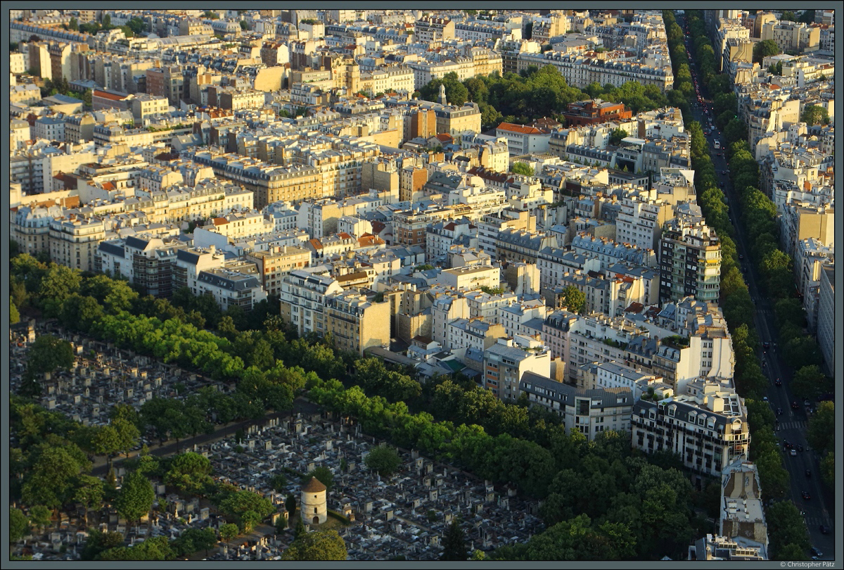 Die Abendsonne bescheint am 18.07.2018 den Cimetire du Montparnasse und die angrenzenden Stadtviertel an der Avenue du Maine (rechts zu sehen). (Blick vom Tour Montparnasse) 