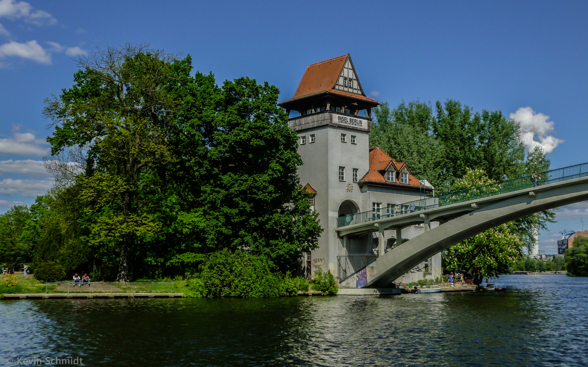 Die Abteibrcke verbindet seit 1916 auf 78 m Lnge den Berliner Ortsteil Alt-Treptow mit der Insel der Jugend (frher: Abteiinsel, benannt nach einem damaligen Gasthaus auf der Insel). An den beiden Enden der Brcke befindet sich je ein Brckenhaus. (03.05.2014)