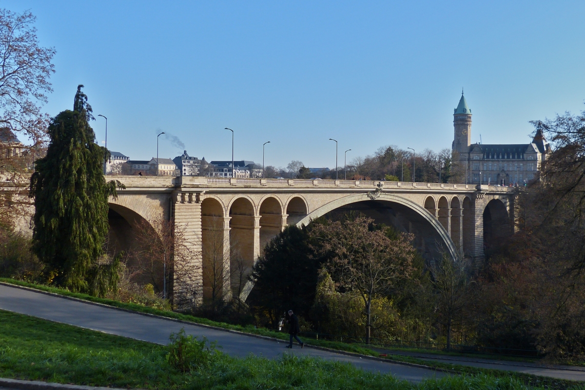 Die Adolphe Brcke, auch „Neue Brcke“ genannt verbindet die Oberstadt mit dem Bahnhofsviertel der Stadt Luxemburg. In den Jahren 2015 bis 2017 wurde die Brcke renoviert und die Fahrbahn wurde zum verlegen der Straenbahngleise vorbereitet, ab dem 13 Dezember 2020 wird nun die Straenbahn im Regelbetrieb vom Bahnhof zur Oberstadt und umgekehrt diese Brcke befahren. 26.11.2020