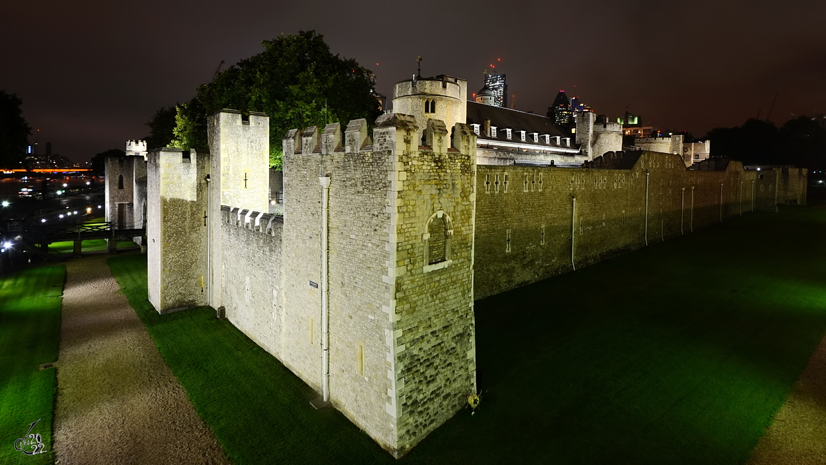 Die uere Mauer des Towers von London entstand im 14. Jahrhundert. (September 2013)