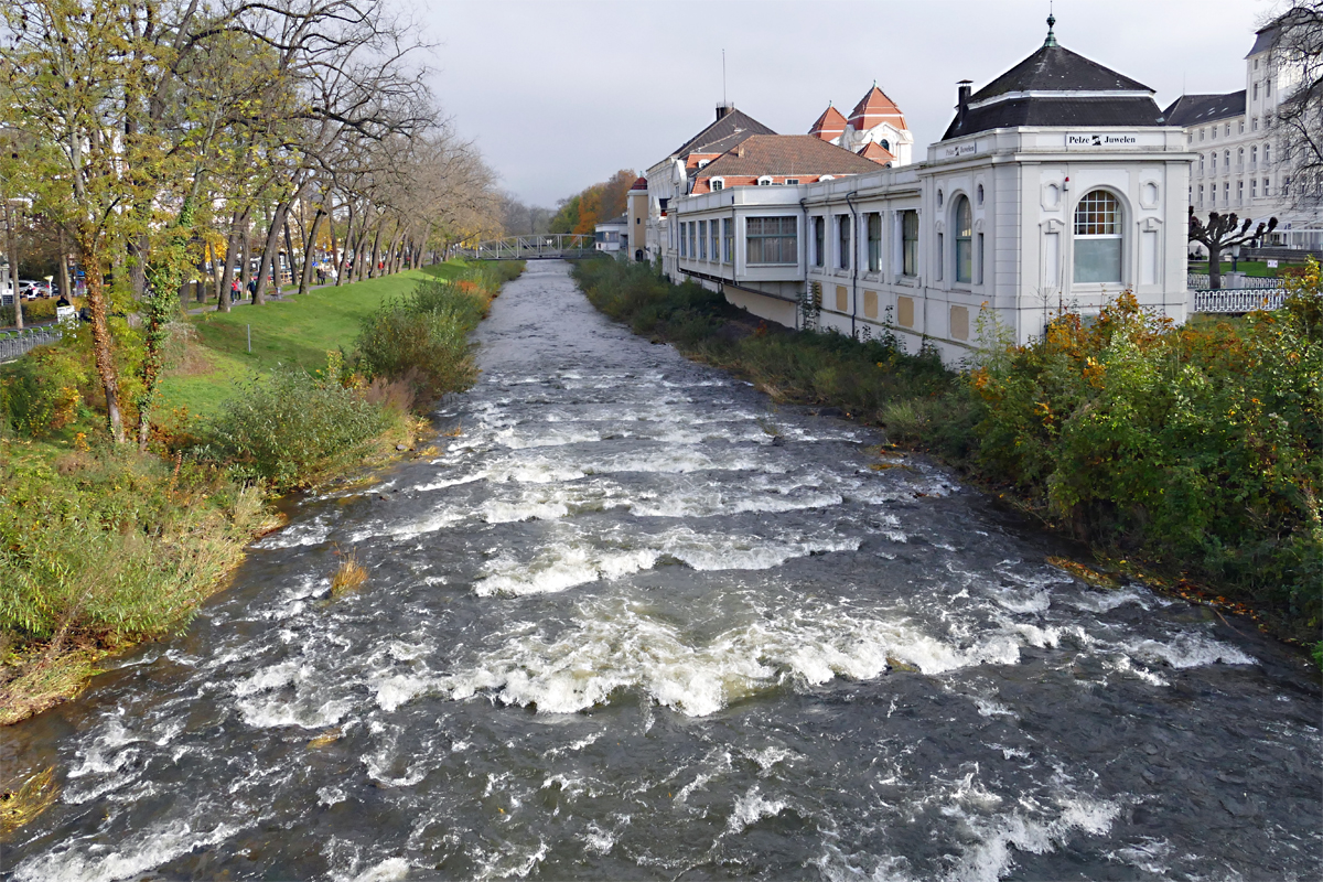 Die Ahr durch Bad Neuenahr, rechts Spielbank und Geschfte - 10.11.2019