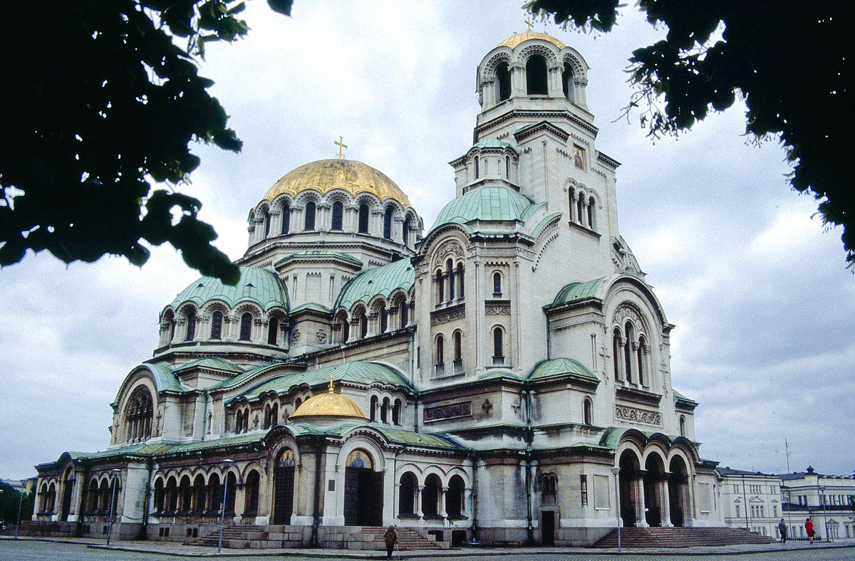 Die Alexander-Newski-Kathedrale ist die zentrale orthodoxe Kirche Sofias. Bild vom Dia. Aufnahme: Juni 1992.