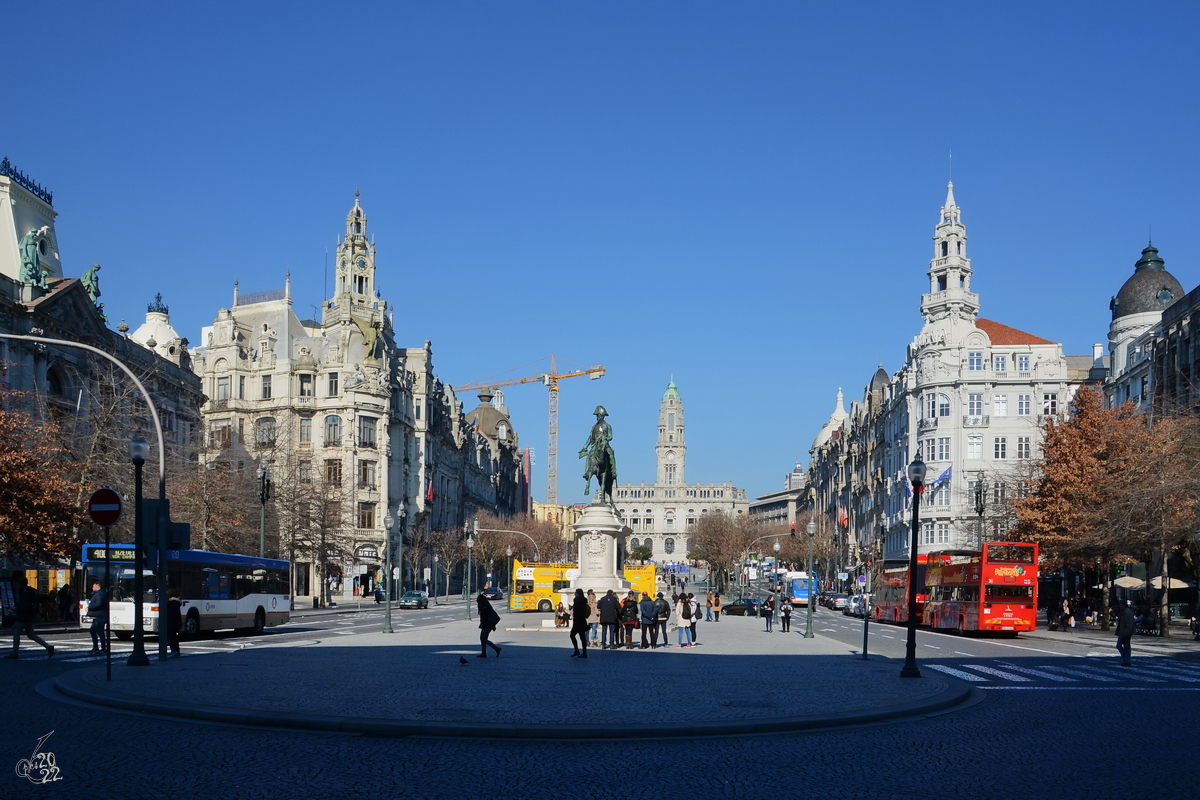 Die Allee der Alliierten (Avenida dos Aliados) ist die  Prachtstrae  in Porto. Sie beginnt am Platz der Freiheit (Praa da Liberdade) fhrt zum Rathaus (Cmara Municipal do Porto) und endet an der Dreifaltigkeitskirche (Igreja da Santssima Trindade). (Januar 2017)