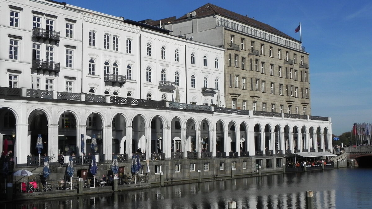 Die Alsterarkaden in Hamburg, benannt nach dem architektonischen Begriff Arkade (lateinisch arcus: Bogen), gehen auf Entwrfe von Alexis de Chateauneuf fr den neu zu schaffenden Hamburger Rathausmarkt zurck, am 26.10.2022.