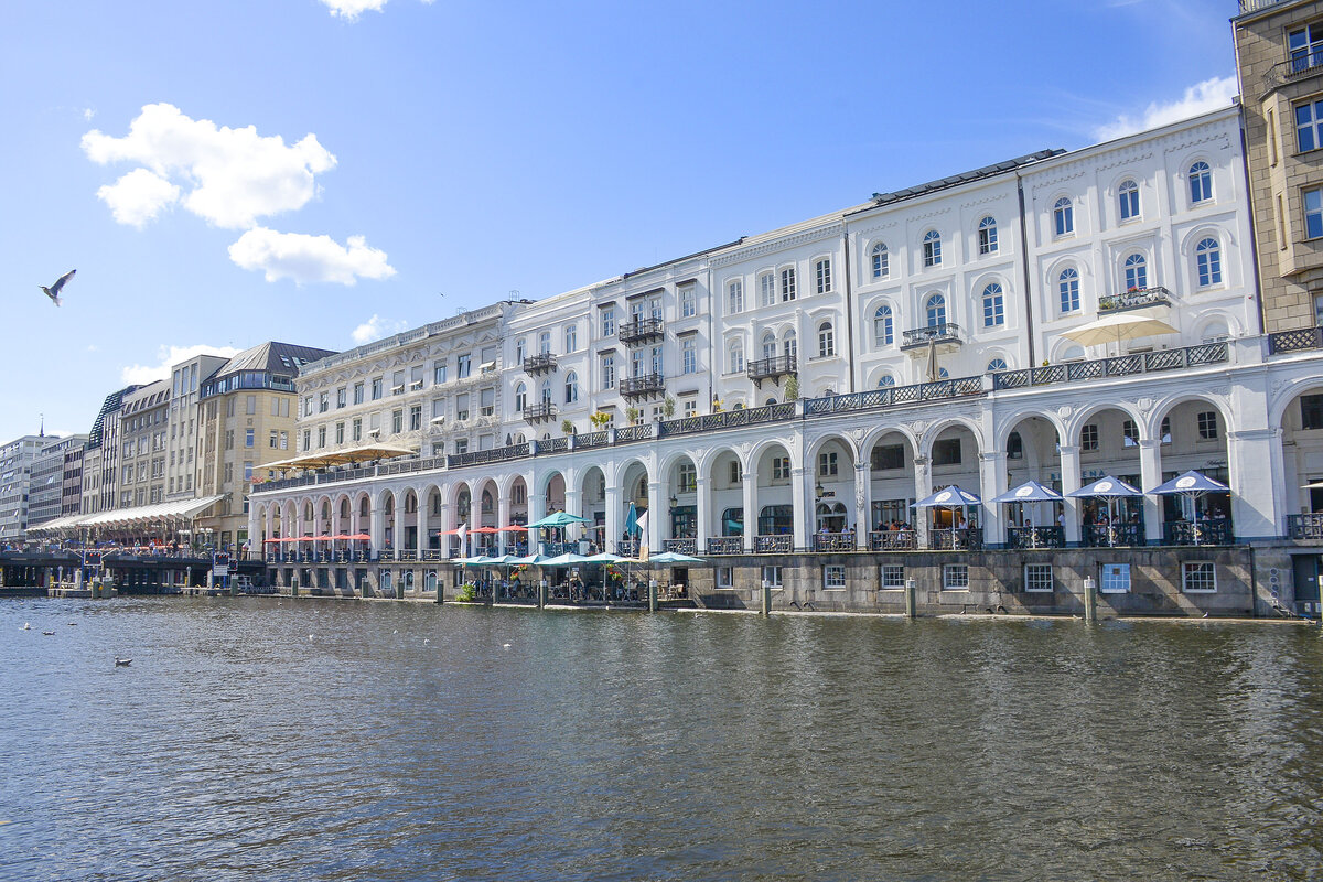 Die Alsterarkaden in Hamburg sind ein Bogengang am Nordwestufer der Kleinen Alster und Teil des Gesamtensembles Hamburger Rathausmarkt. Aufnahme: 11. August 2026.