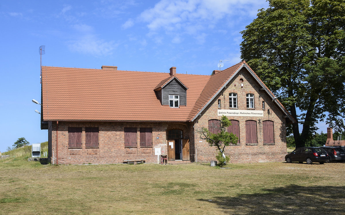 Die alte deutsche Schule im Dorf Klucken (polisch: Kluki) in Hinterpommern. Bis zum Ende des zweiten Weltkriegs lebten hier noch Slowinzen. Im ehemaligen Schulgebude gibt es heute eine Kunstgalerie. Aufnahme: 18. August 2020.