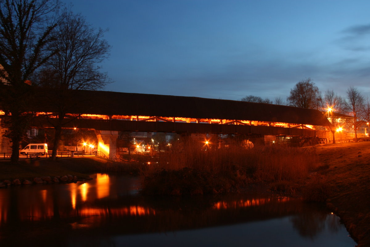 Die alte Holzbrücke über die Aare in Aarberg; 06.02.2016