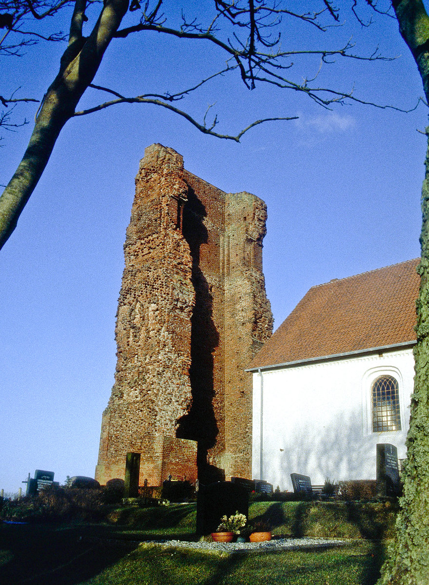 Die Alte Kirche St. Salvator auf der Nordseeinsel Pellworm. Bild vom Dia. Aufnahme: Januar 2000.