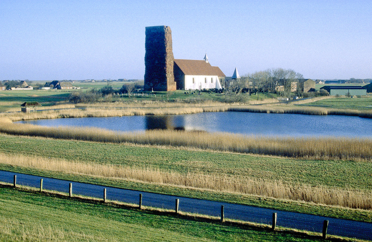 Die Alte Kirche auf der Nordseeinsel Pellworm. Bild vom Dia. Aufnahme: Januar 2000.