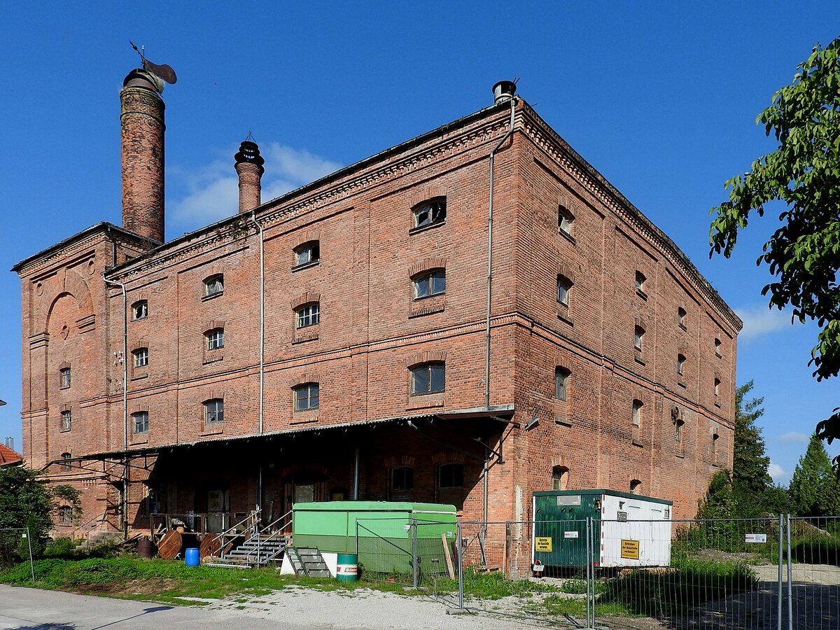 Die alte Malzfabrik in Ering (Landkreis Rottal-Inn), ist ein wundervolles altes Backstein-, bzw. Industriegebude, und wre einfach zu Schade fr die Abribirne; interessant zu wissen wre auch, ob  die alten Maschinenanlagen zur Malzerzeugung evtl.  noch vorhanden sind; ein  Erlebnispark  wre ggf. ein/der  Lebensretter ; 220901