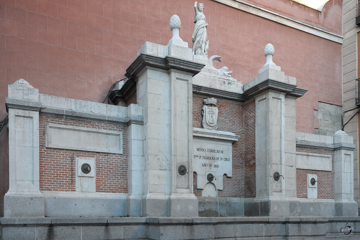 Die alte Pferdetrnke  Plaza De La Cruz Verde  befindet sich in der Madrider Altstadt (Dezember 2010)