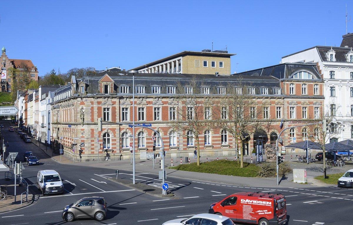 Die Alte Post  in Flensburg ist ein als Kulturdenkmal der Innenstadt eingetragenes, ehemaliges Postgebude aus dem 19. Jahrhundert. Von dort strahlte im Mai 1945 der Reichssender Flensburg ein Programm mit Verlautbarungen der Regierung Dnitz aus. Nach Nutzung als Post und Umbau zur Passage erffnete dort 2015 das Hotel Alte Post. Aufnahme: 21. April 2020.