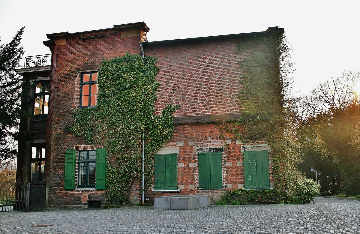 Die alte Villa Eller, am Botanischen-Garten auf der Hardt in Wuppertal-Elberfeld, wurde 1875 vom Textilfabrikanten und Stadtrat Engelbert Eller, als Sommerhaus, neben dem von ihm bereits 1838, auf den Fundamenten einer alten Windmhle errichteten Aussichts- und Sternwartenturm, genannt Elisen-Turm, erbaut. Dieses Gebude, ist als sehr exemplarisch fr die Grnderzeit-, Jugendstil- und Villenstadt Wuppertal, mit seinen 4500!!! Baudenkmhlern, zu sehen und zeigt den unsglichen Grad der Unterschtzung Wuppertals, als erstem groen industrie-Zentrums Deutschlands, dass dann die Stdtchen des angrenzenden und aus Wuppertal hervorgegeangenen Ruhrgebiets, mit nach Oben zog. Die Villa wurde brigens, endlich in den letzten 3 Jahren restauriert und wird als Restaurant  Orangerie  genutzt. Mehr infos hier: https://www.denkmal-wuppertal.de/tag/engelbert-eller    oder hier: https://de.wikipedia.org/wiki/Hardt_(Wuppertal) 14.14.2010