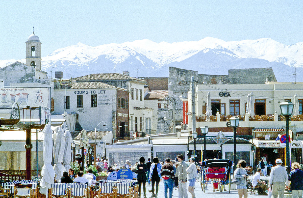 Die Altstadt von Chania. Bild vom Dia. Aufnahme: April 1999.