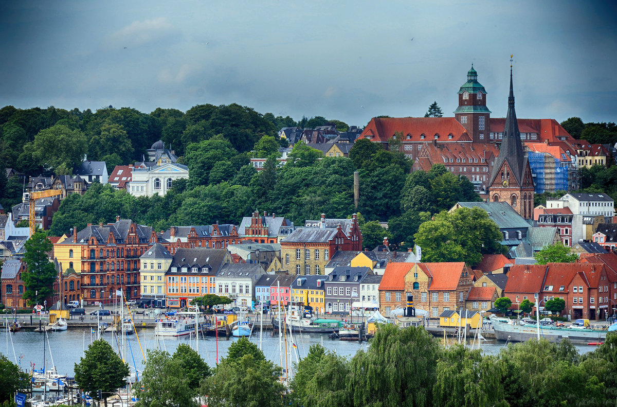 Die Altstadt und Innenfrde in Flensburg vom Aussichtspunkt im Volkspark aus gesehen. Aufnahme: 18. Juli 2020.