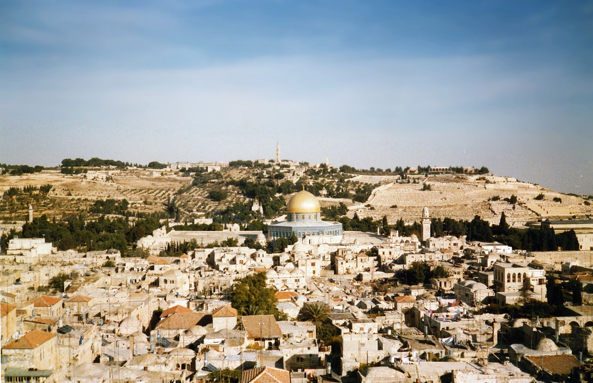 Die Altstadt in Jerusalem von einem Aussichtspunkt an der HaKardo-Gasse aus gesehen. Aufnahme. September 1987.