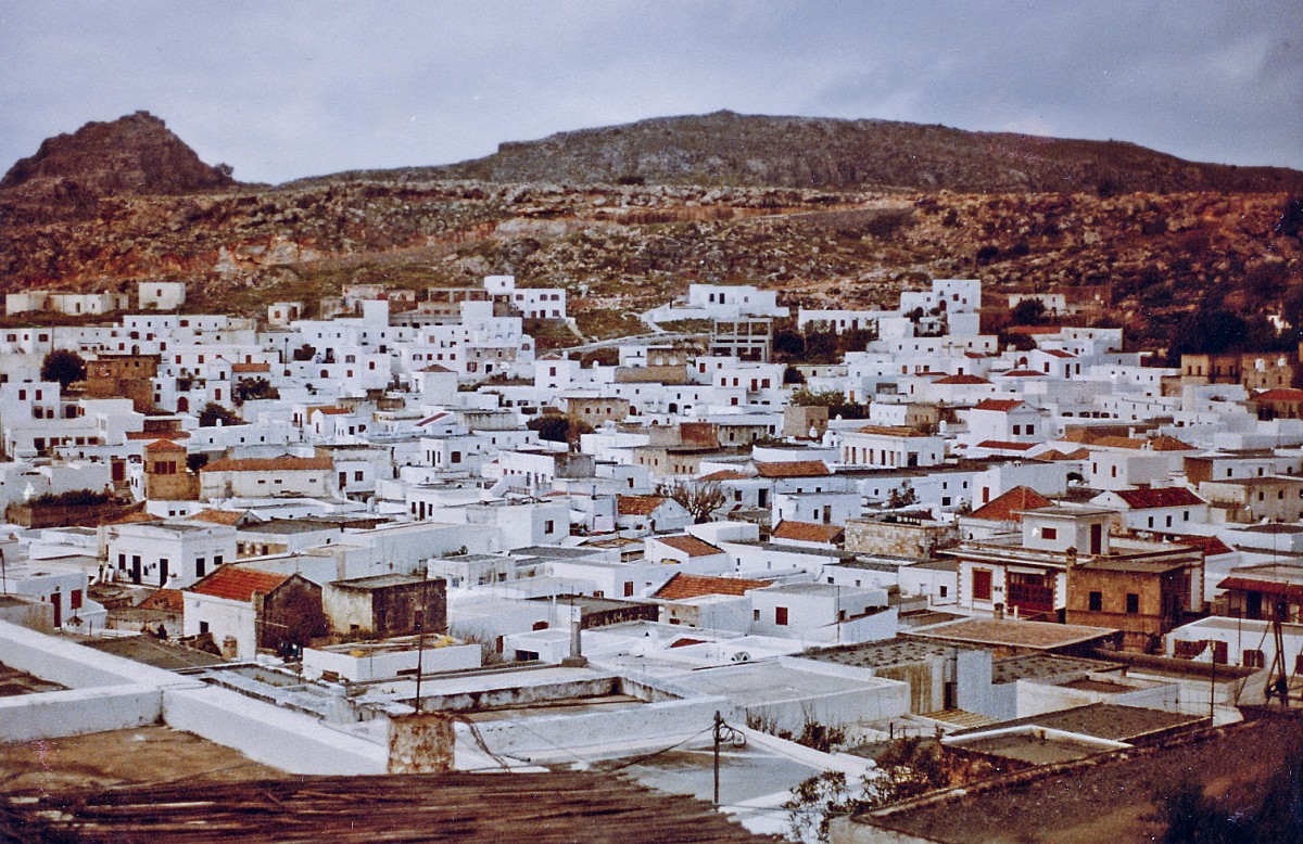 Die Altstadt von Lindos von Akropolis aus gesehen. Aufnahme: April 1984 (digitalisiertes Negativfoto).