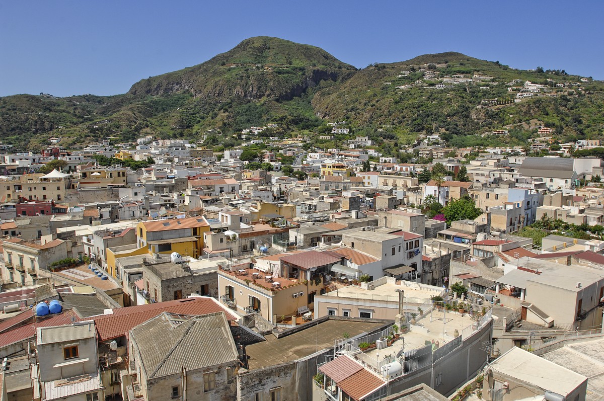 Die Altstadt von Lipari vom Marco Archeologico aus gesehen. Aufnahme: Juli 2013.