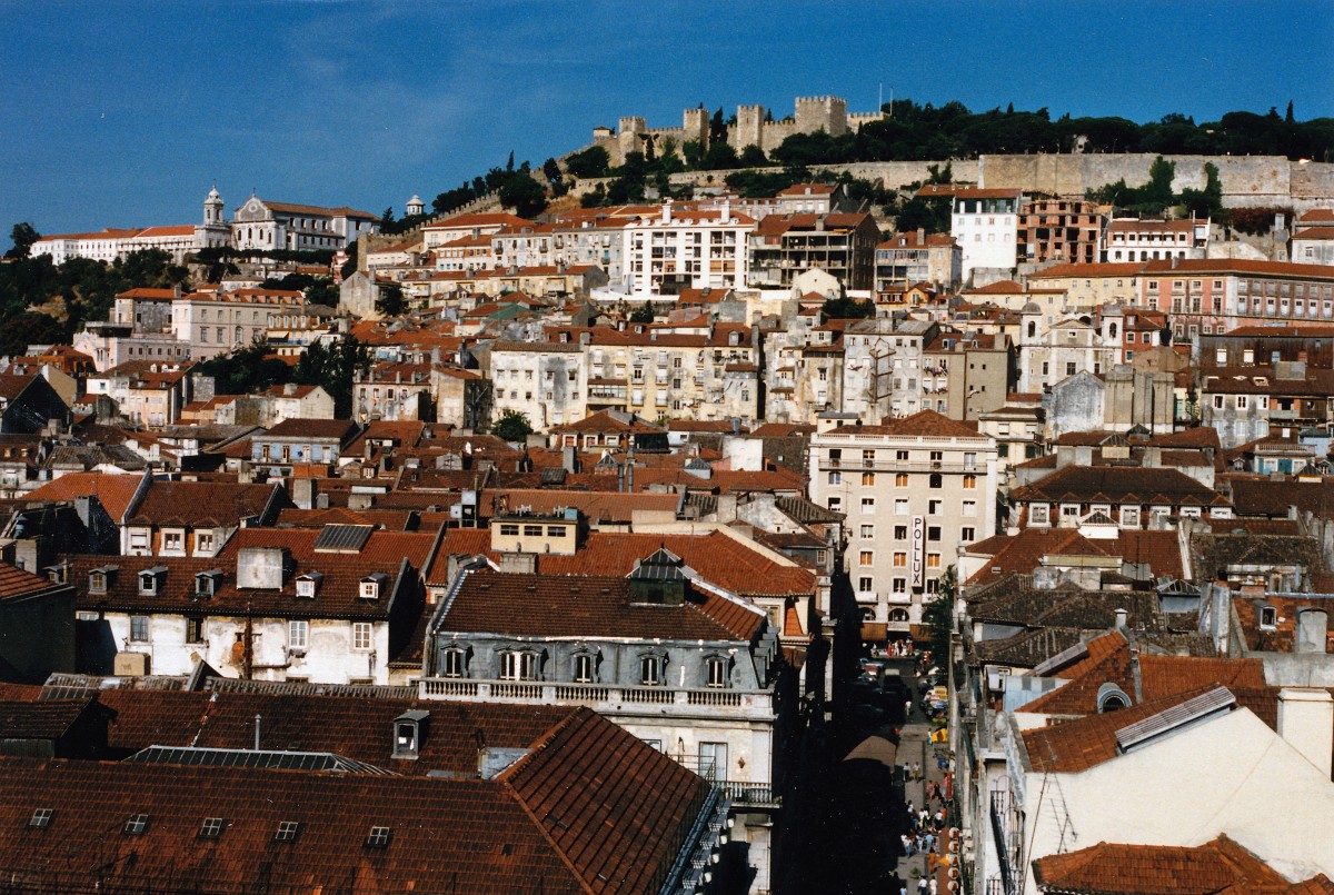 Die Altstadt in Lissabon mit dem Schloss (Castelo) im Hintergrund. Aufnahme: Juli 1986 (digitalisiertes Negativfoto).