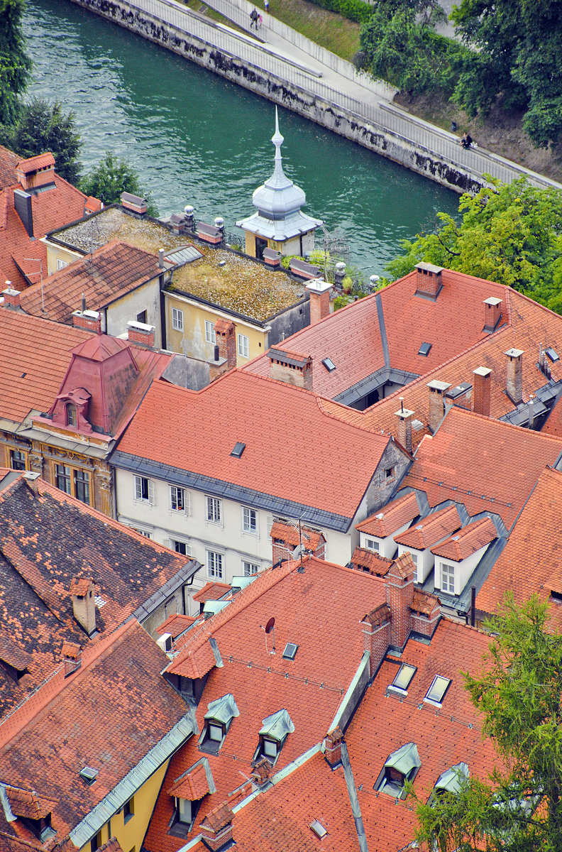 Die Altstadt in Ljubljana vom Schloss (Ljubljanski grad) aus gesehen. Aufnahme: 1. August 2016.