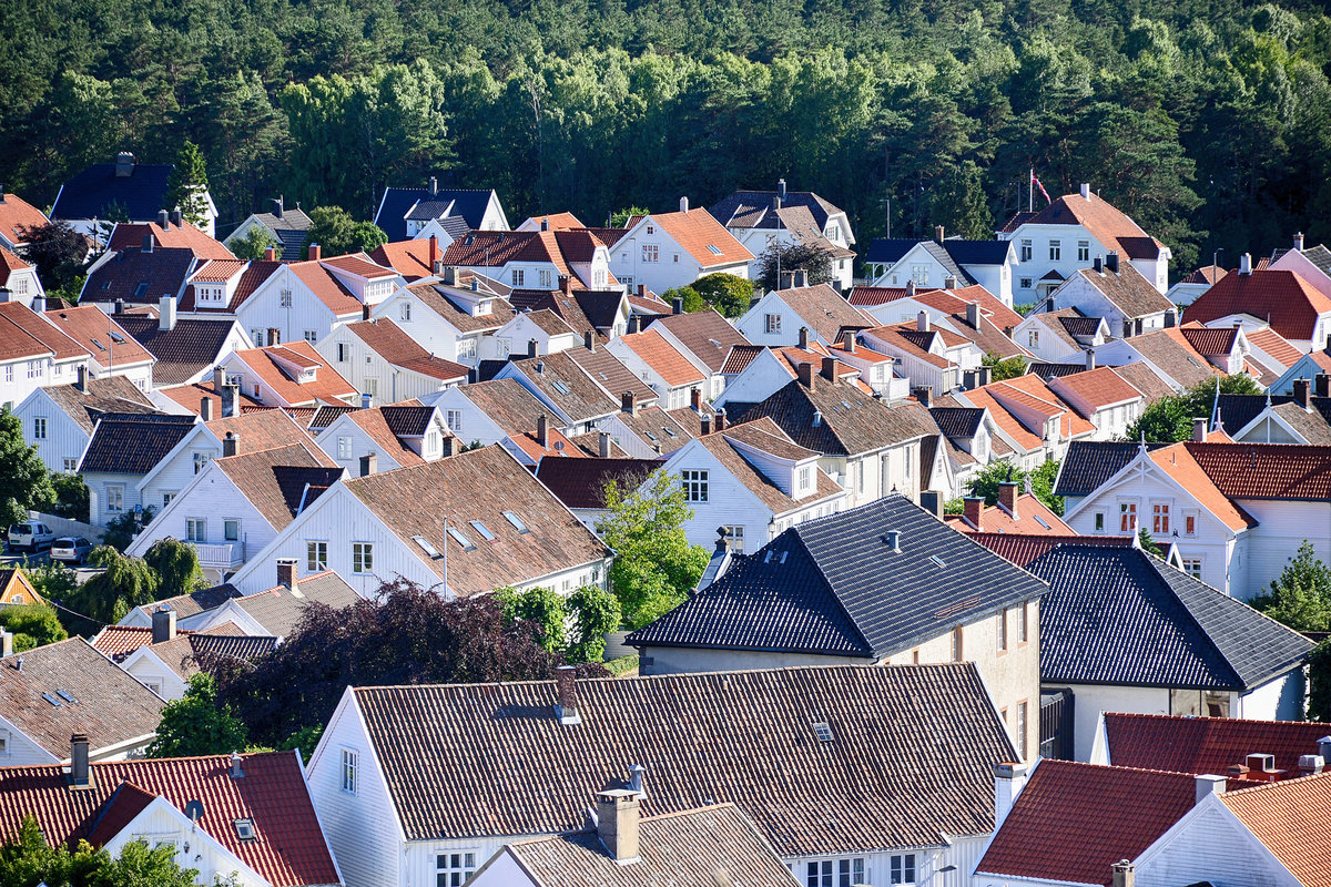 Die Altstadt in Mandal (Norwegen) vom Aussichtspunkt Uranienborg aus gesehen. Aufnahme: 1. Juli 2018.